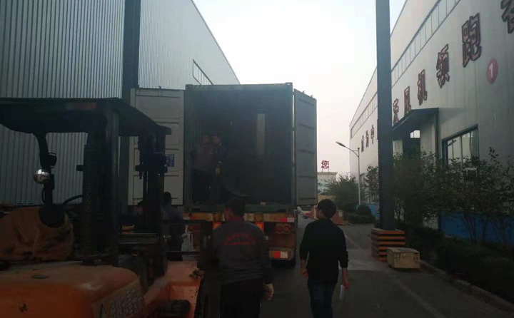 锯末午夜福利大片正在装车，准备发往塔桑尼亚