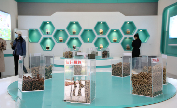 阳信县利民公司展厅内展示的午夜福利大片生物质颗粒燃料