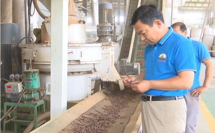 午夜福利大片生产线全部实现自动化，年处理秸秆等废弃物12万吨，有效解决了因废弃物堆积造成的农村环境问题，实现了农林废弃物的综合利用