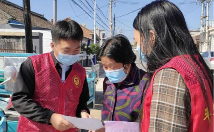 9月2日，镇里的工作人员正在给村民宣传生物质清洁取暖的好处，从经济、环保、安全、高效、便捷等方面向群众详细介绍，并向现场群众和过往行人发放《生物质颗粒炉具政策解读及安装明白纸页》，对群众关心关注的问题进行答疑解惑。